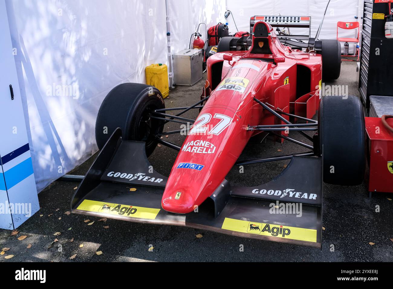 Blick auf den Ferrari 412 T1, den Formel-1-Rennwagen, mit dem Scuderia Ferrari 1994 an der Formel-1-Weltmeisterschaft teilnahm. Stockfoto