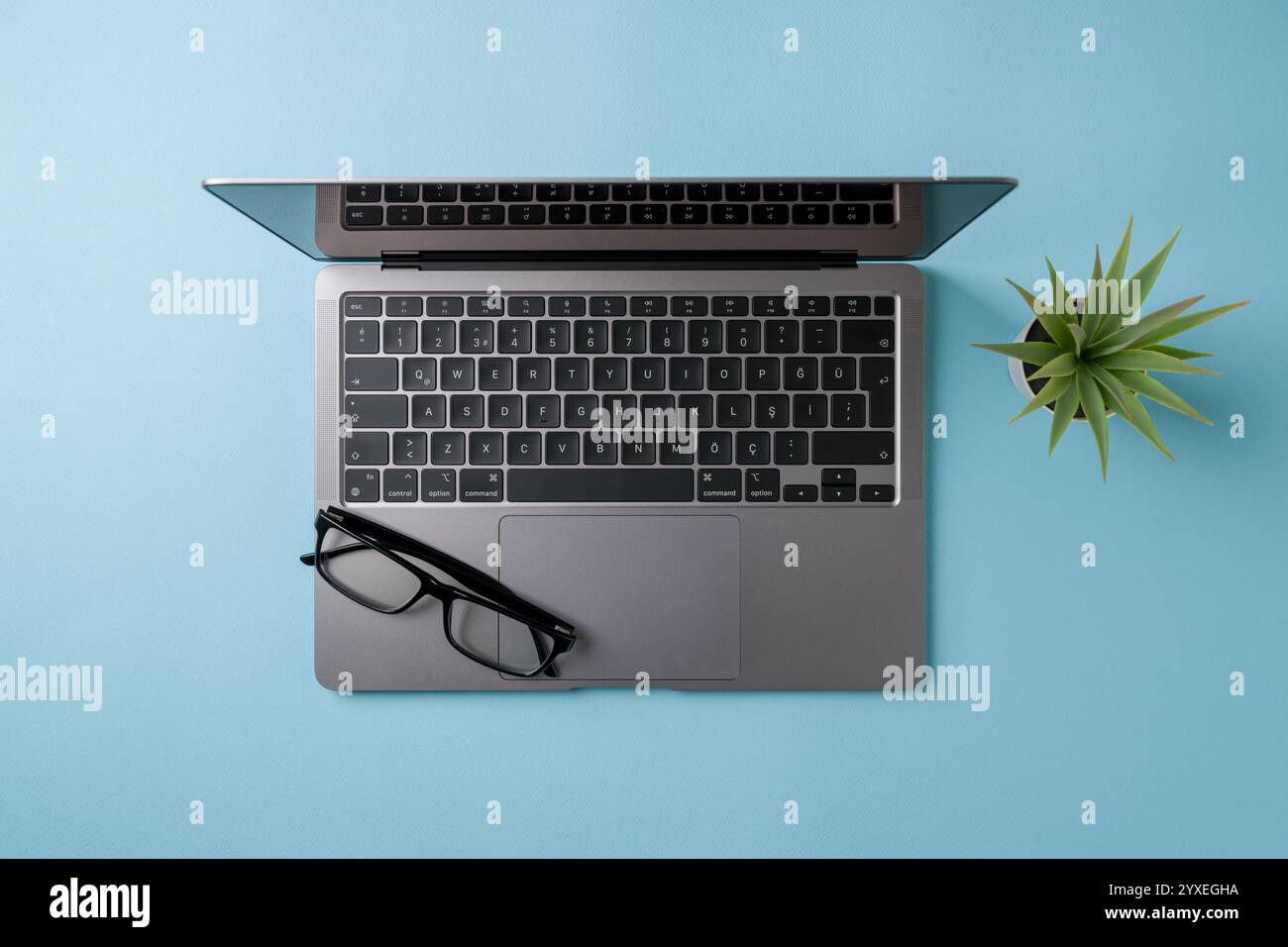 Blick von oben auf den blauen Schreibtisch mit Laptop und Zubehör. Business-Konzept für flache Lagen Stockfoto