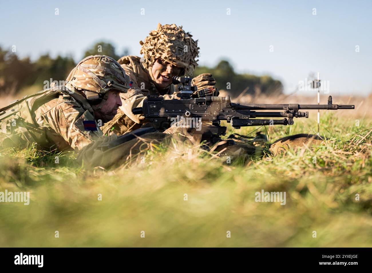 PA REVIEW OF THE YEAR 2024 Dateifoto vom 26.11.24: Der Prince of Wales, Colonel der Walisischen Garde, (links) mit einem allgemeinen Maschinengewehr (GPMG), während eines Besuchs des 1. Bataillons der Walisischen Garde in Salisbury Plain, Wiltshire, um zu erfahren, wie sie vom zeremonielle Dienst zurück zur Field Army übergegangen sind. Ausgabedatum: Montag, 16. Dezember 2024. Stockfoto