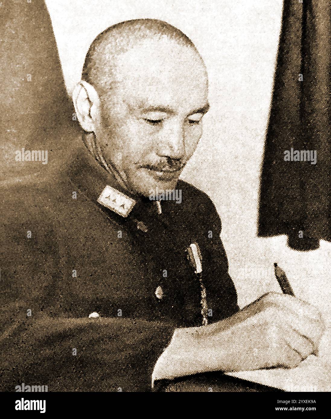 1940er Jahre - ein altes Foto von Generalissimo Chiang Kai-shek. (1887–1975) Chinesischer Politiker, Revolutionär und Militärkommandeur, der die nationalistische Kuomintang-Partei (KMT) führte und Oberbefehlshaber und Generalissimo der NRA (Nationalen Revolutionären Armee) und Führer der Republik China (ROC) war – 1940 年代 – 蔣介石委員長的一張老照片。 (1887–1975) 中國政治家、革命家、軍事指揮官 Stockfoto