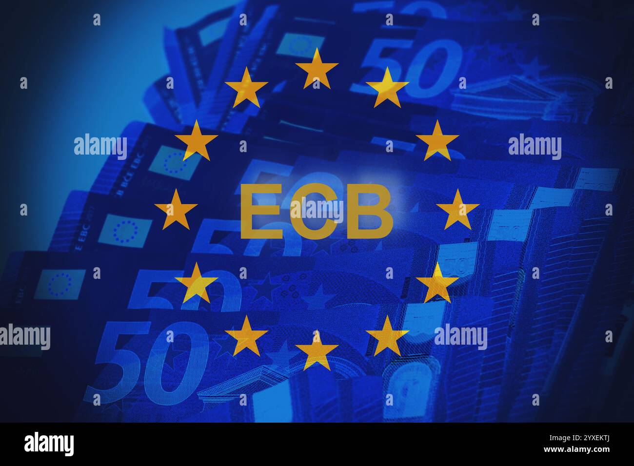 Europäische Flagge mit Banknoten mit den Buchstaben: "EZB" kurz für Europäische Zentralbank Stockfoto