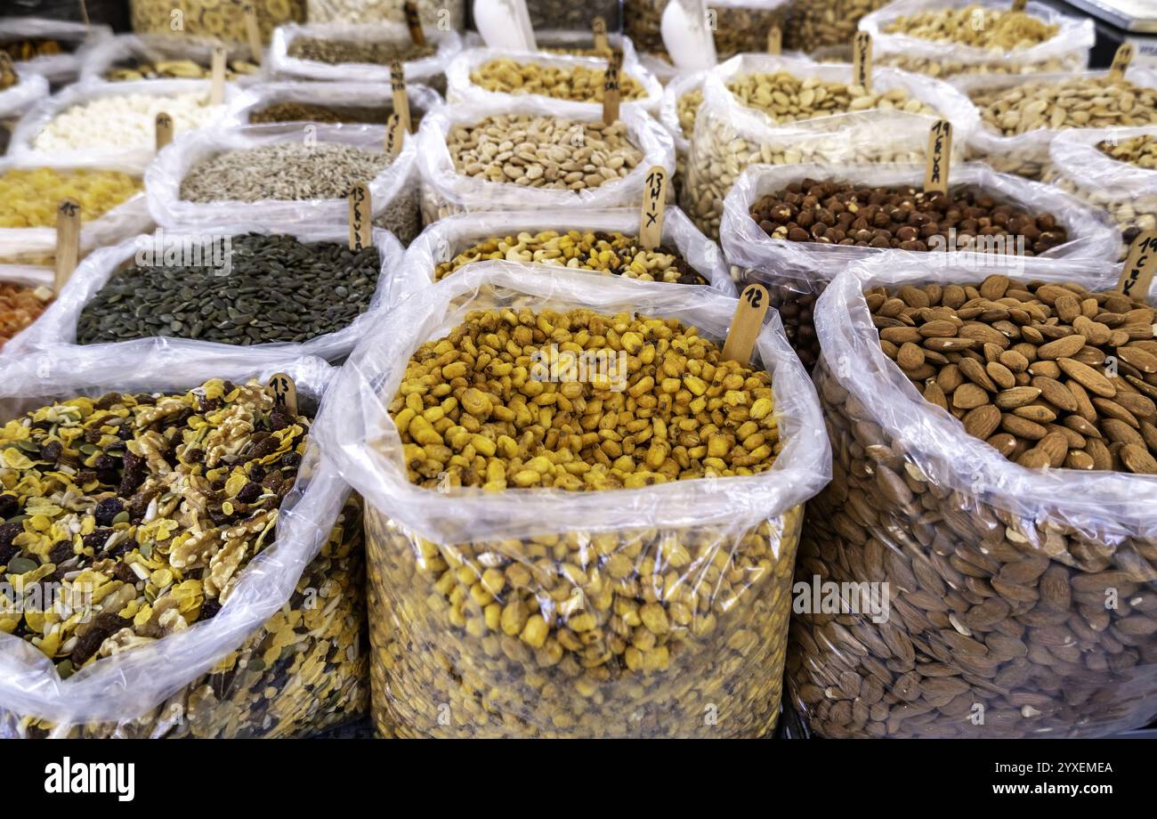 Detail der getrockneten Früchte in einem Markt, gesunde Lebensmittel, vegan Stockfoto
