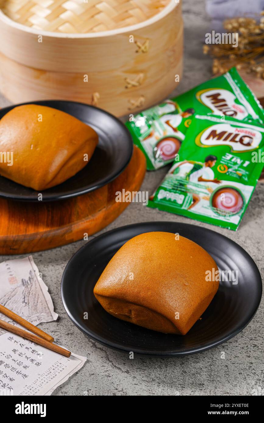 Mantou wird oft als chinesisches Dampfbrötchen bezeichnet und ist eine weiße und weiche Art von gedämpftem Brot oder Brötchen, die in Nordchina beliebt ist. Stockfoto