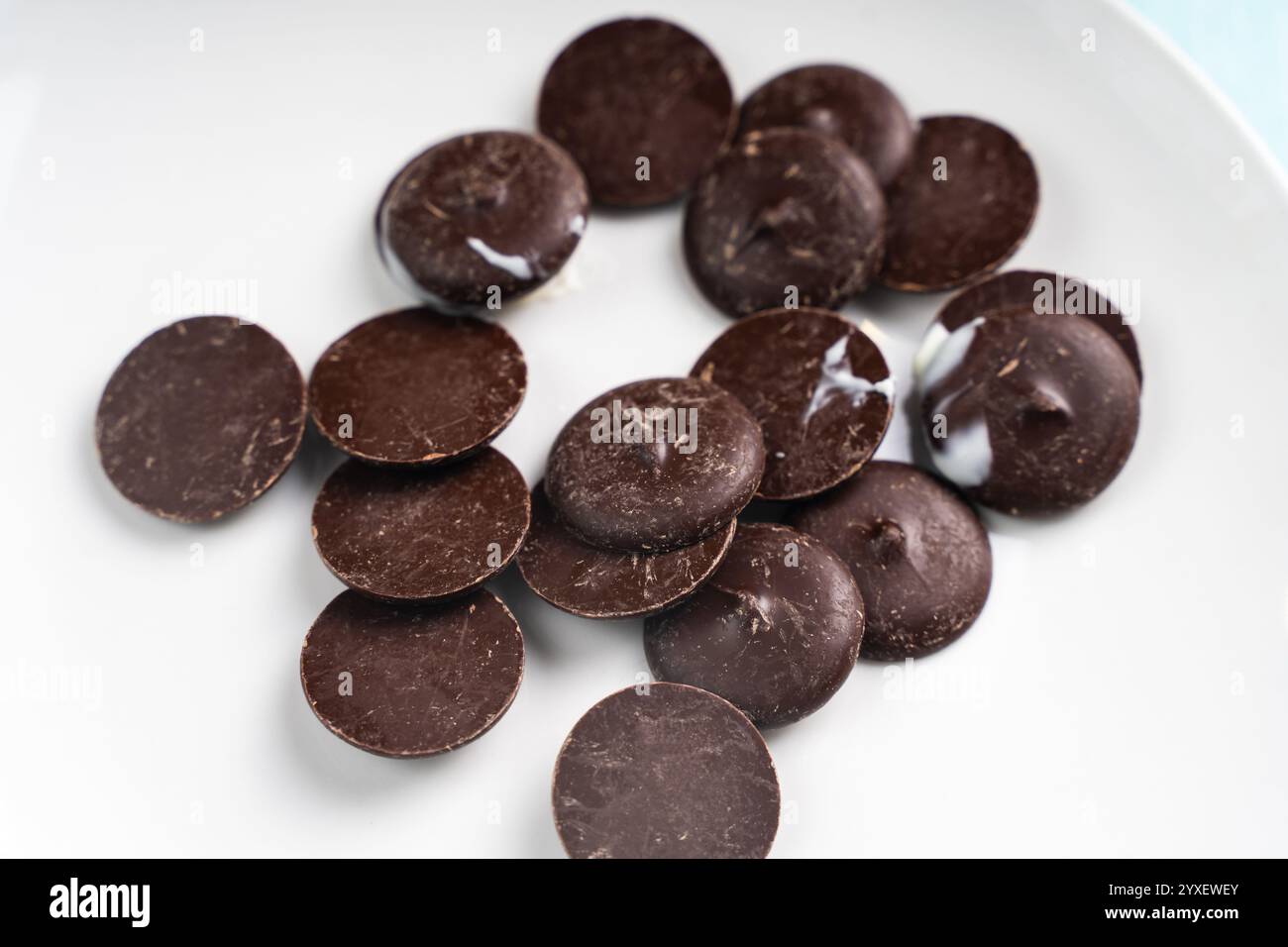 Professionelle Schokolade in Keksen zum Temperieren und Zubereiten von Süßigkeiten. Hochwertige Fotos Stockfoto