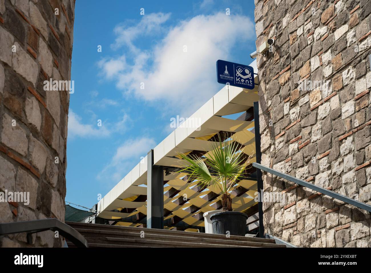 Izmir, Türkei - 3. Juli 2024: Schild der Stadt Izmir an der Wand des Eingangs zum Restaurant Kent. Izmir Kent Lokantasi Stockfoto
