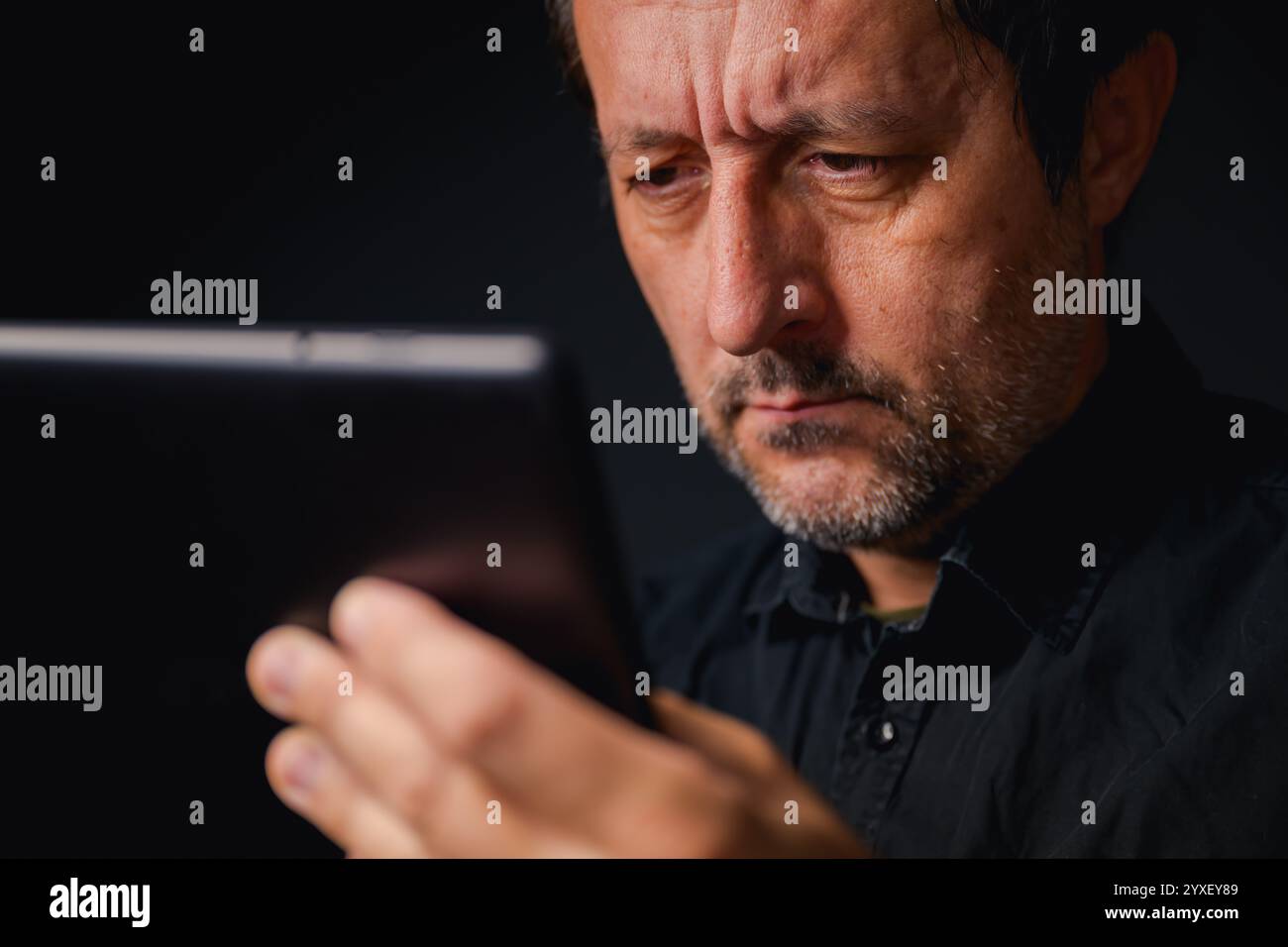 Mann mit digitalem Tablet-Computer, niedrige Taste mit selektivem Fokus Stockfoto