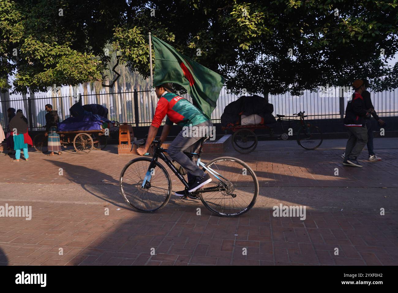 Dhaka, Dhaka, Bangladesch. Dezember 2024. Am 16. Dezember 2024 feierte Bangladesch seinen 53. Siegtag mit einer lebhaften Radtour in Dhaka. Von der Manik Mia Avenue aus fuhren Radfahrer jeden Alters durch Mohakhali, Gulshan, Hatirjheel und Karwan Bazar, bevor es zurück zum Ausgangspunkt geht. Die Veranstaltung förderte Einheit, Patriotismus und Umweltbewusstsein und hob die Vorteile von umweltfreundlichem Transport und gesundem Leben hervor. Regierungsbeamte und Kulturschaffende nahmen Teil, um die Opfer des Befreiungskrieges 1971 zu ehren. Quelle: ZUMA Press, Inc./Alamy Live News Stockfoto