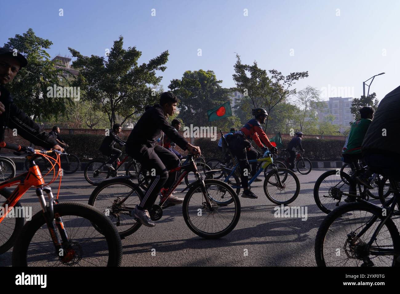 Dhaka, Dhaka, Bangladesch. Dezember 2024. Am 16. Dezember 2024 feierte Bangladesch seinen 53. Siegtag mit einer lebhaften Radtour in Dhaka. Von der Manik Mia Avenue aus fuhren Radfahrer jeden Alters durch Mohakhali, Gulshan, Hatirjheel und Karwan Bazar, bevor es zurück zum Ausgangspunkt geht. Die Veranstaltung förderte Einheit, Patriotismus und Umweltbewusstsein und hob die Vorteile von umweltfreundlichem Transport und gesundem Leben hervor. Regierungsbeamte und Kulturschaffende nahmen Teil, um die Opfer des Befreiungskrieges 1971 zu ehren. Quelle: ZUMA Press, Inc./Alamy Live News Stockfoto