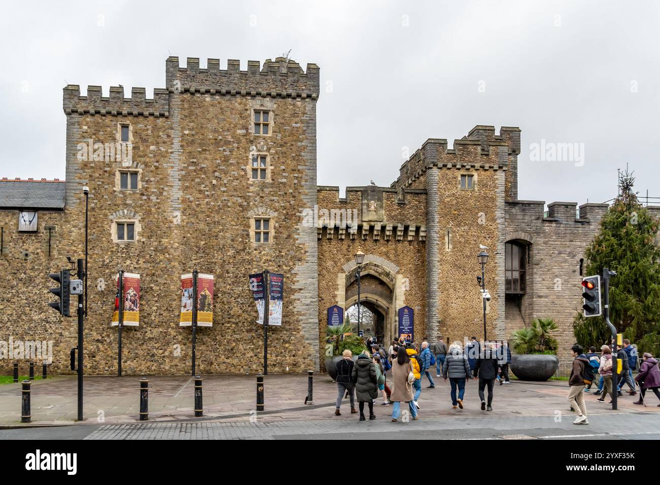 Cardiff, Großbritannien. Dezember 2024. Shopper im Stadtzentrum von Cardiff im Cardiff Castle. Autor: Thomas Faull/Alamy Live News Stockfoto