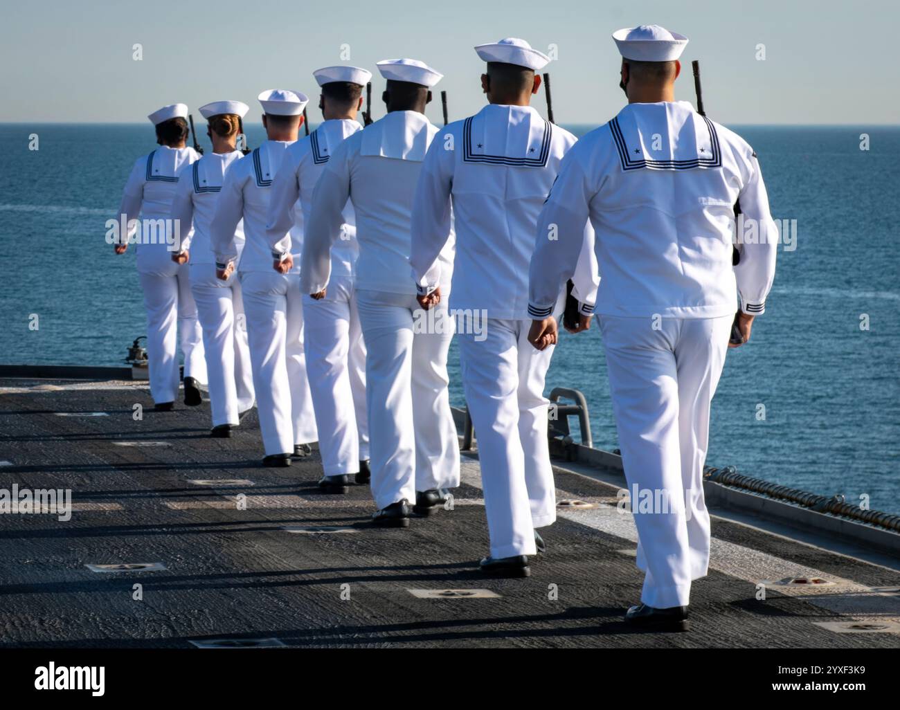 Amerikanische Seeleute in Gedenkzeremonie auf dem USS Mount Whitney Kriegsschiff Stockfoto