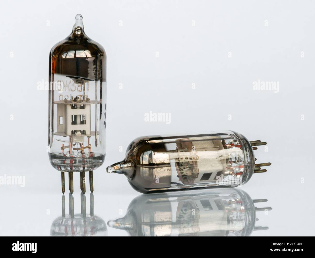 Zaporischzhia, Ukraine - 25. August 2024: Nahaufnahme einer alten sowjetischen Radioröhre 6Zh38P isoliert auf weißem Hintergrund mit Reflexion Stockfoto