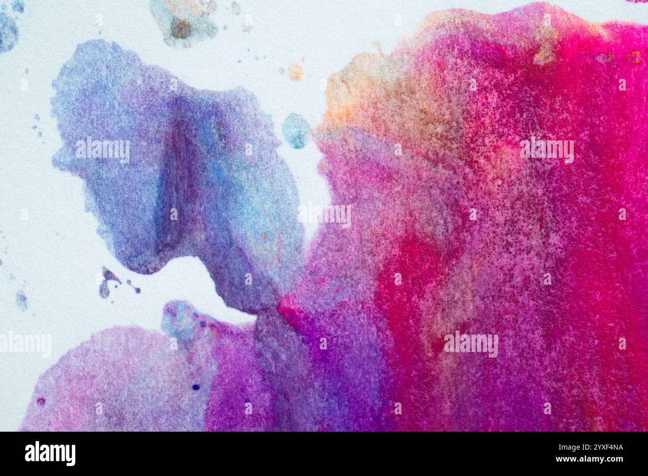 Abstrakte vibrierende mehrfarbige nasse Farbe wirbeln auf weißem strukturiertem Papierhintergrund. Lila Orange und rosa Neonfarben Stockfoto