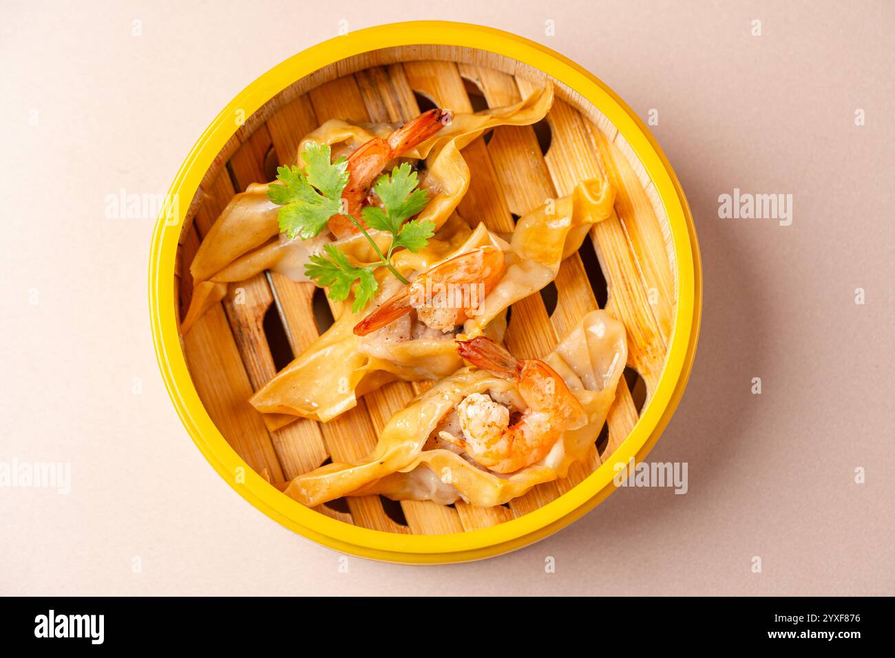 Garnelenknödel im Bambus-Dampfkorb. Dimsum ist eine große Auswahl an kleinen Gerichten, die Kantonesen traditionell in Restaurants zum Frühstück genießen Stockfoto