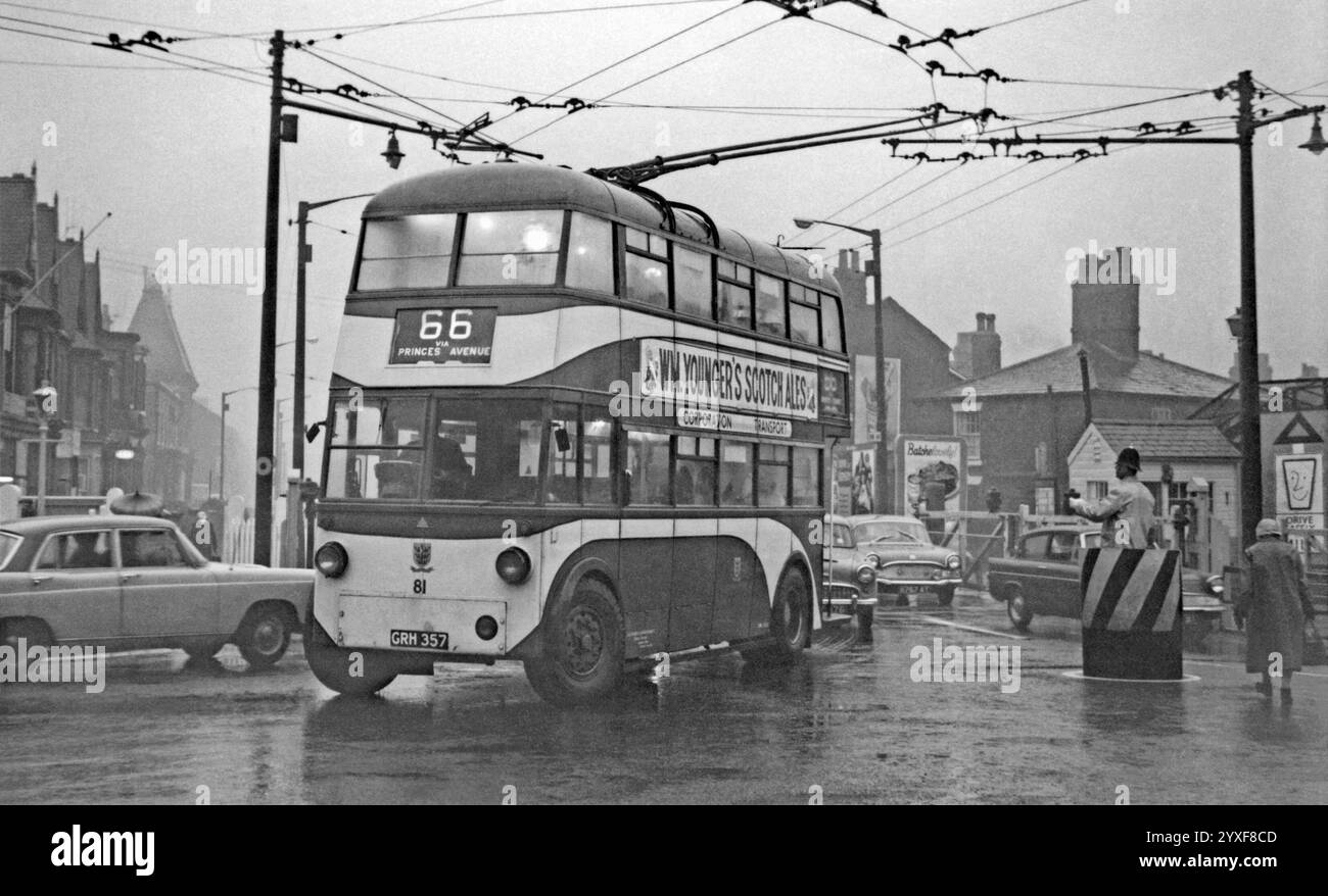 Trolleybus Nr. 81 an einem regnerischen Tag in Kingston upon Hull, East Yorkshire, England, um 1960. Sie befindet sich am Bahnübergang der Spring Bank, an der Kreuzung mit der Princes Avenue. Das Oberleitungsbussystem von Hull begann 1937, die Stadt zu bedienen und ersetzte schrittweise das Straßenbahnnetz mit insgesamt 7 Strecken und einer maximalen Flotte von 100 Oberleitungsbussen. Das System wurde am 31. Oktober 1964 geschlossen. Der Trolleybus 81, GRH357, war ein Sunbeam W mit Roe-Karosserie, neu im Januar 1946, der bis September 1963 in Betrieb blieb. Stockfoto