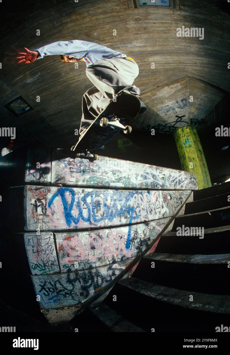 Skateboarder Springende Betonwand (Weitwinkel) Stockfoto
