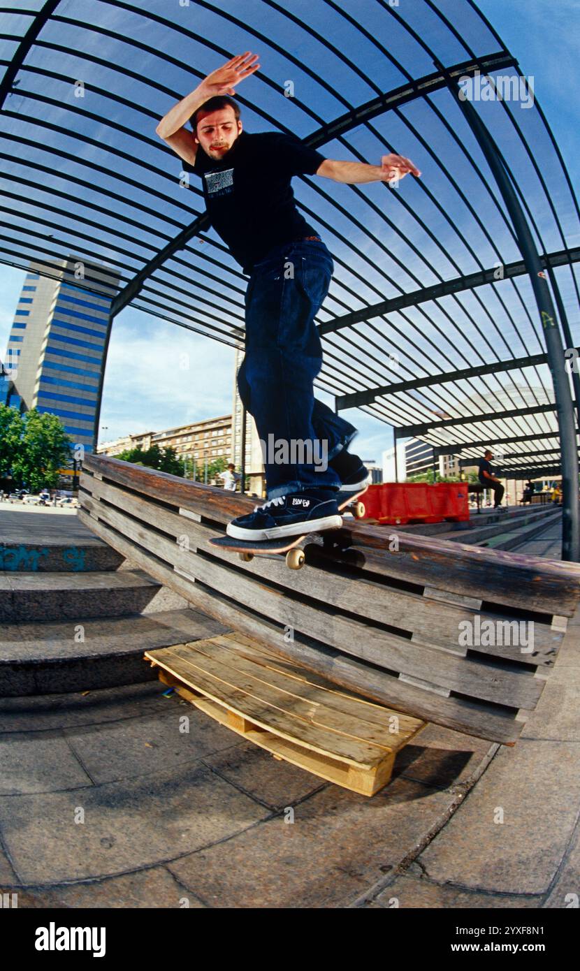 Skateboarder Balancieren auf Holzgeländer (Weitwinkel) Stockfoto