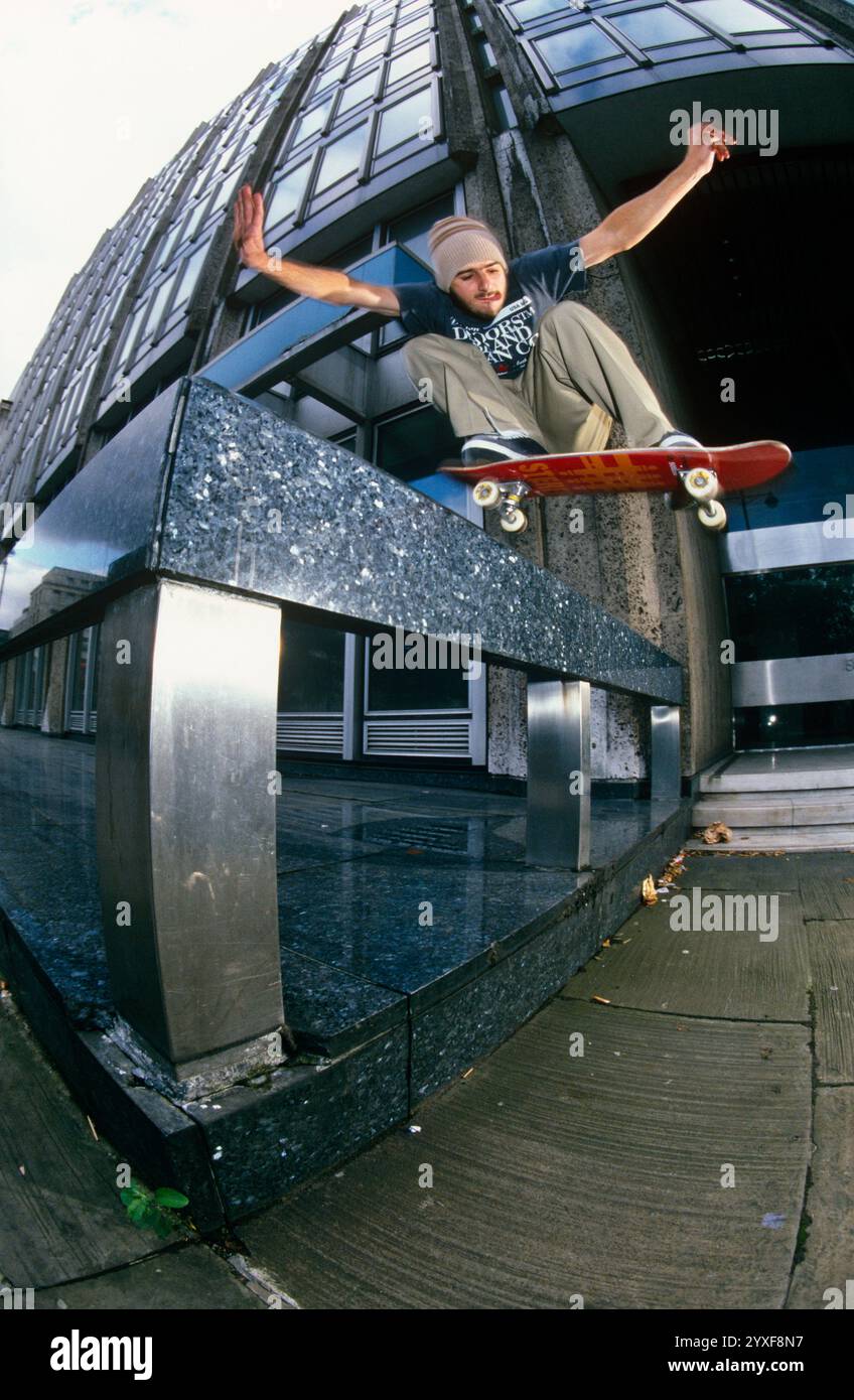 Skateboarder Springt Über Steingeländer (Weitwinkel) Stockfoto