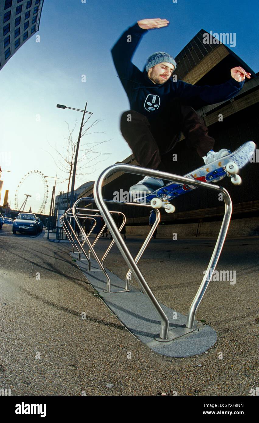 Skateboarder Balancierung auf Fahrradträger (Weitwinkel) Stockfoto