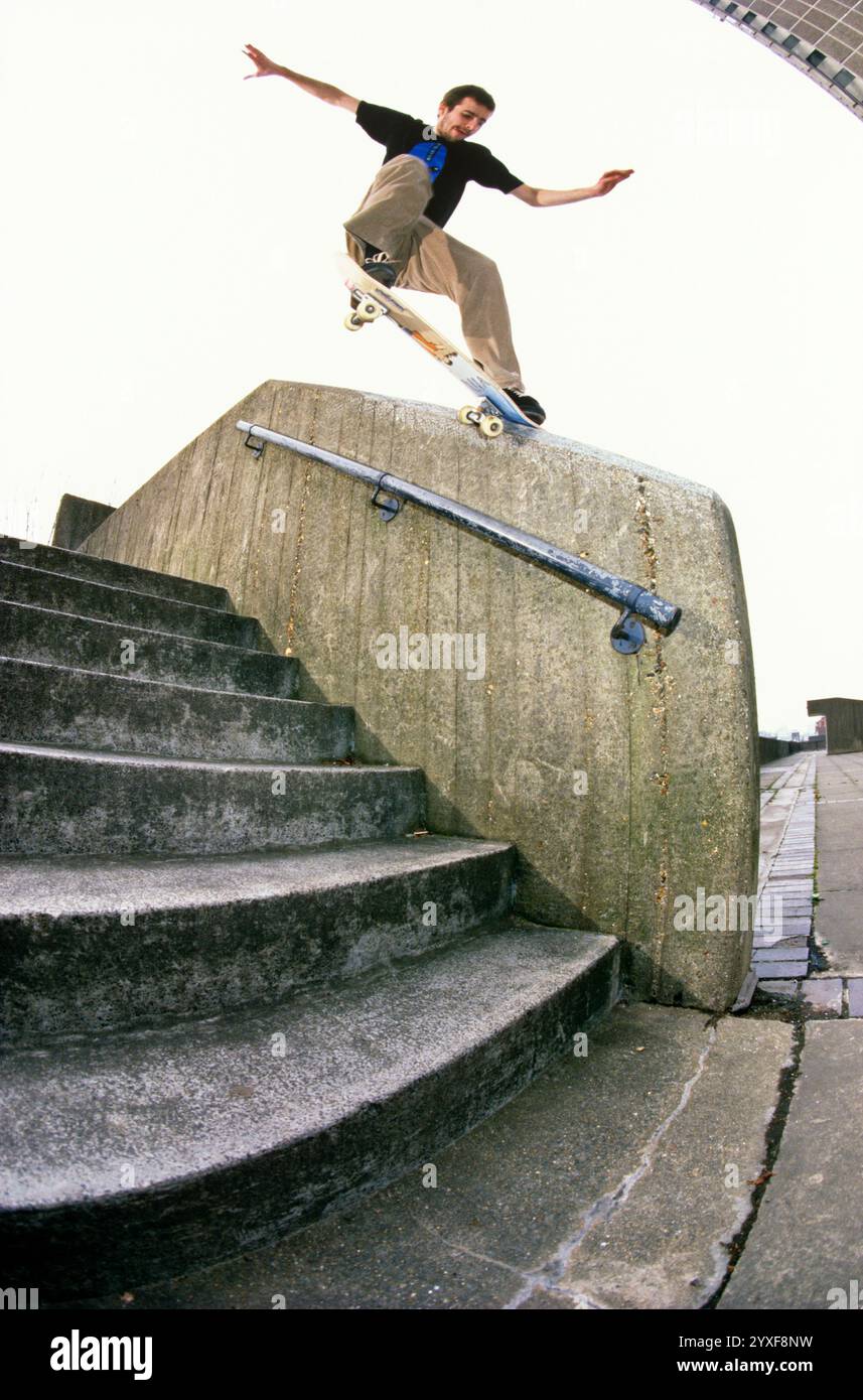 Skateboarder, Der Betonwand Heruntergleitet (Weitwinkel) Stockfoto