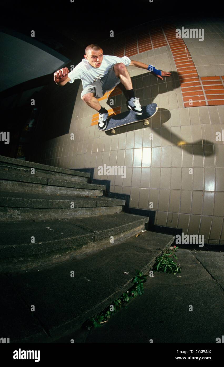 Man Fährt Skateboarden Auf Der U-Bahn-Wand Stockfoto