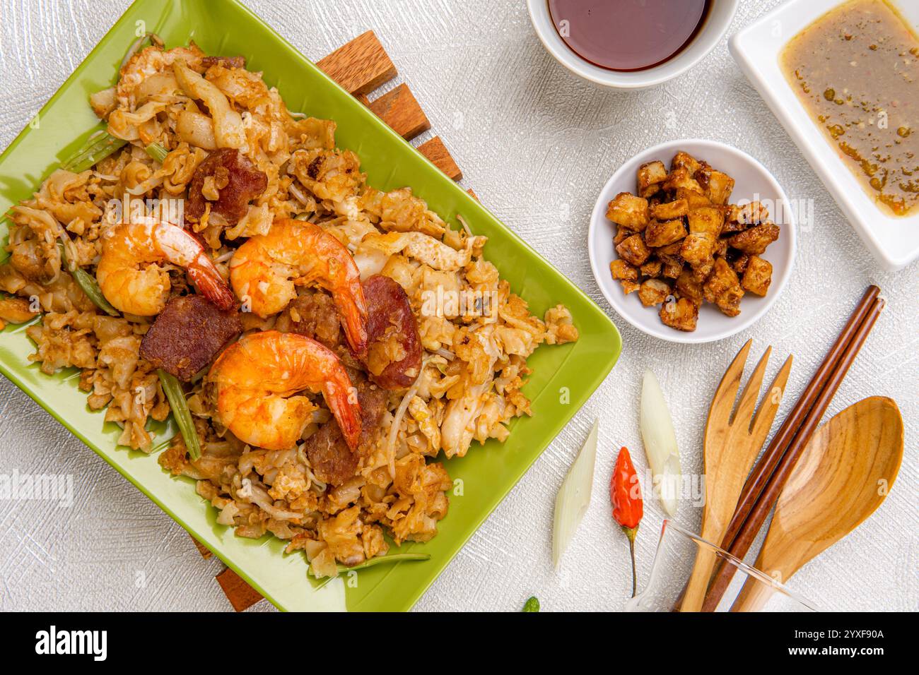 Kwetiau goreng medan oder Saibling kway teow es wird aus Nudeln hergestellt, die in Speiseöl mit Knoblauch, Zwiebeln oder Schalotten, Schweinefleisch, gebratene Garnelen, Stockfoto