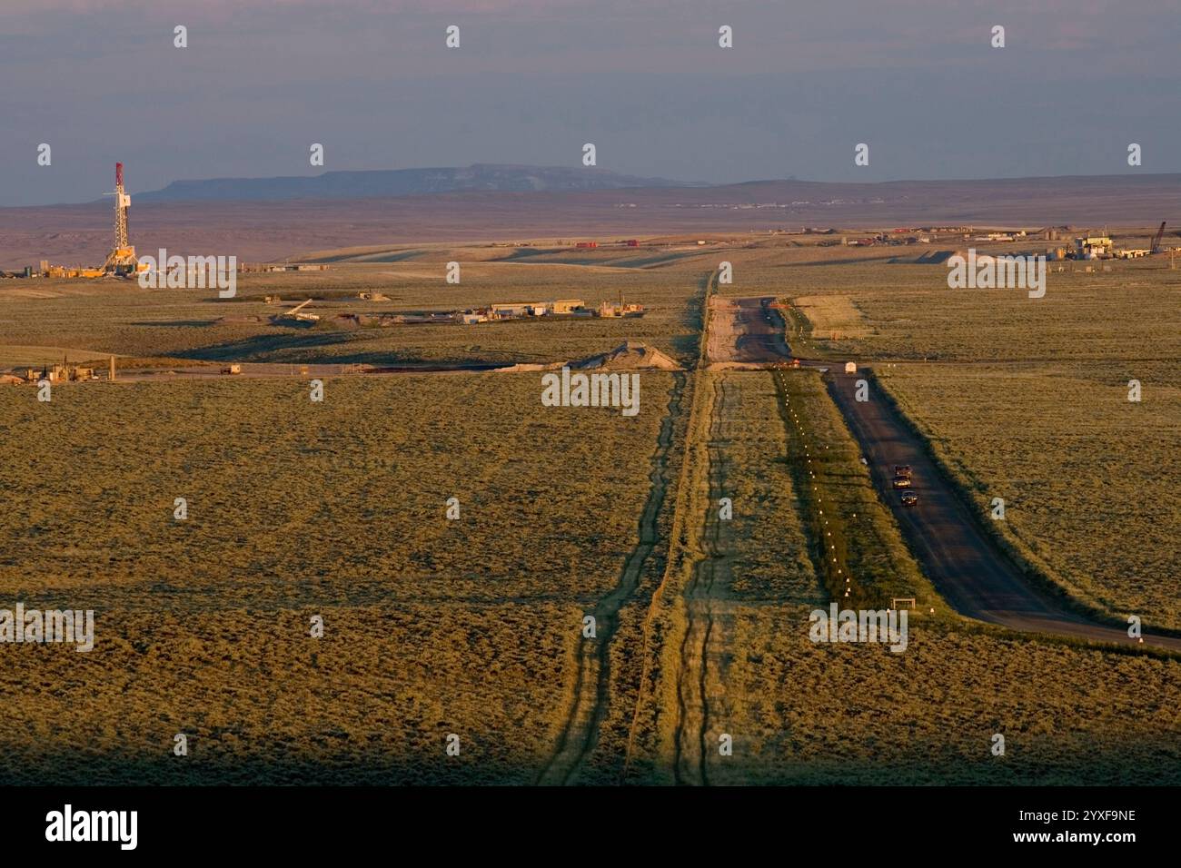 Gasbohrgeräte bohren für ein Energieunternehmen auf der Pinedale Anticline, oder Mesa, oberhalb der Städte Boulder und Pinedale, Wy. Stockfoto
