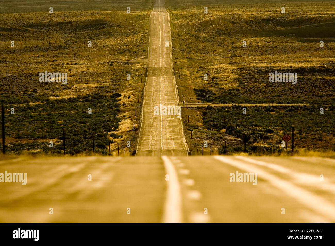 Der Wyoming State Highway 327 erstreckt sich am 18. August 2005 über die Salbei Hills im Sublette County, Wy. Stockfoto