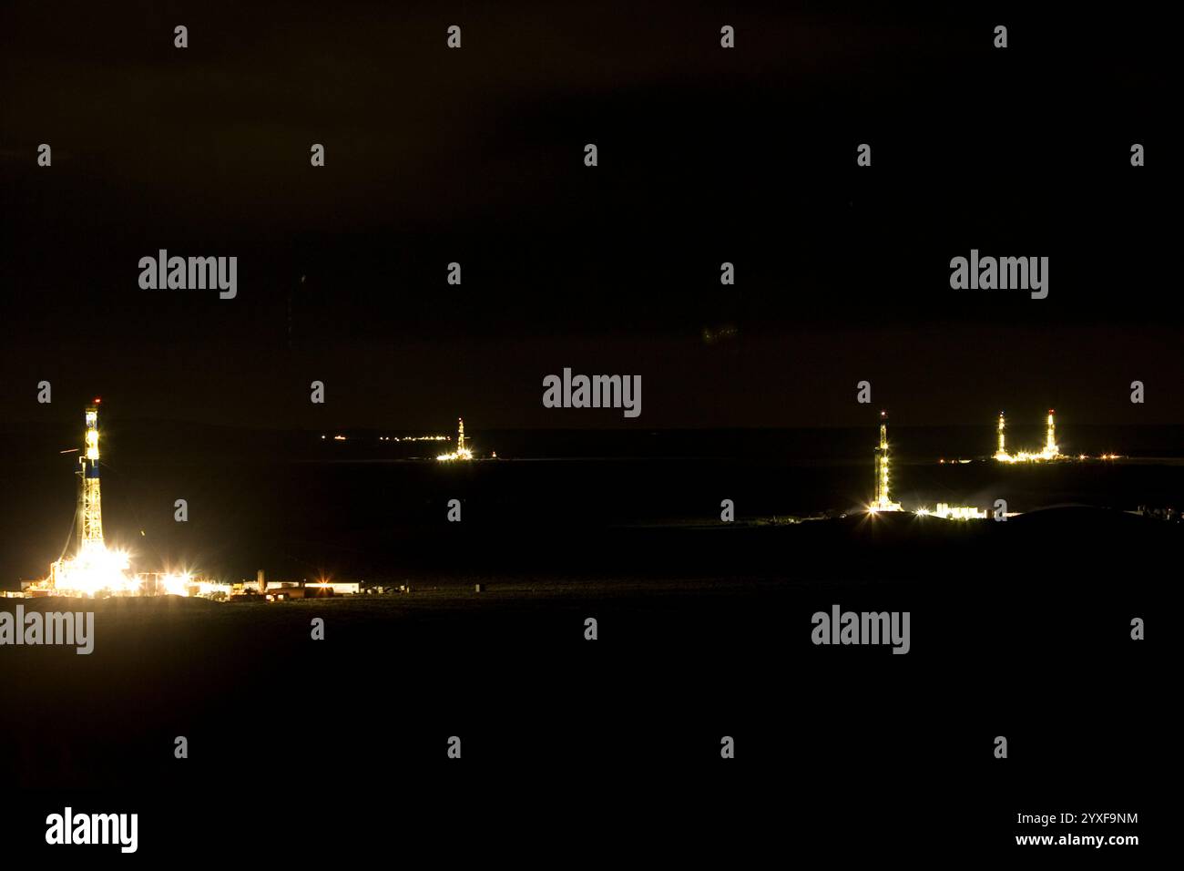 Gasbohrgeräte bohren 24 Stunden pro Tag für das Energieunternehmen auf der Pinedale Anticline, oder Mesa, oberhalb der Städte Boulder und Pinedale, Wy. Stockfoto