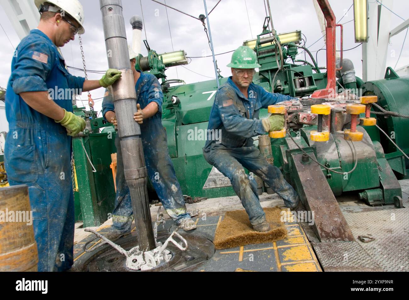 Arbeiter arbeiten auf einer Gasbohranlage in Jonah Field, Wyoming. Stockfoto