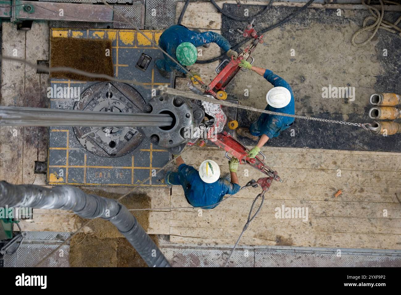 Rauhhhals stellen eine Rohrverbindung her, während sie Tausende von Fuß nach Erdgas im Jonah Field bohren, Wy. Stockfoto