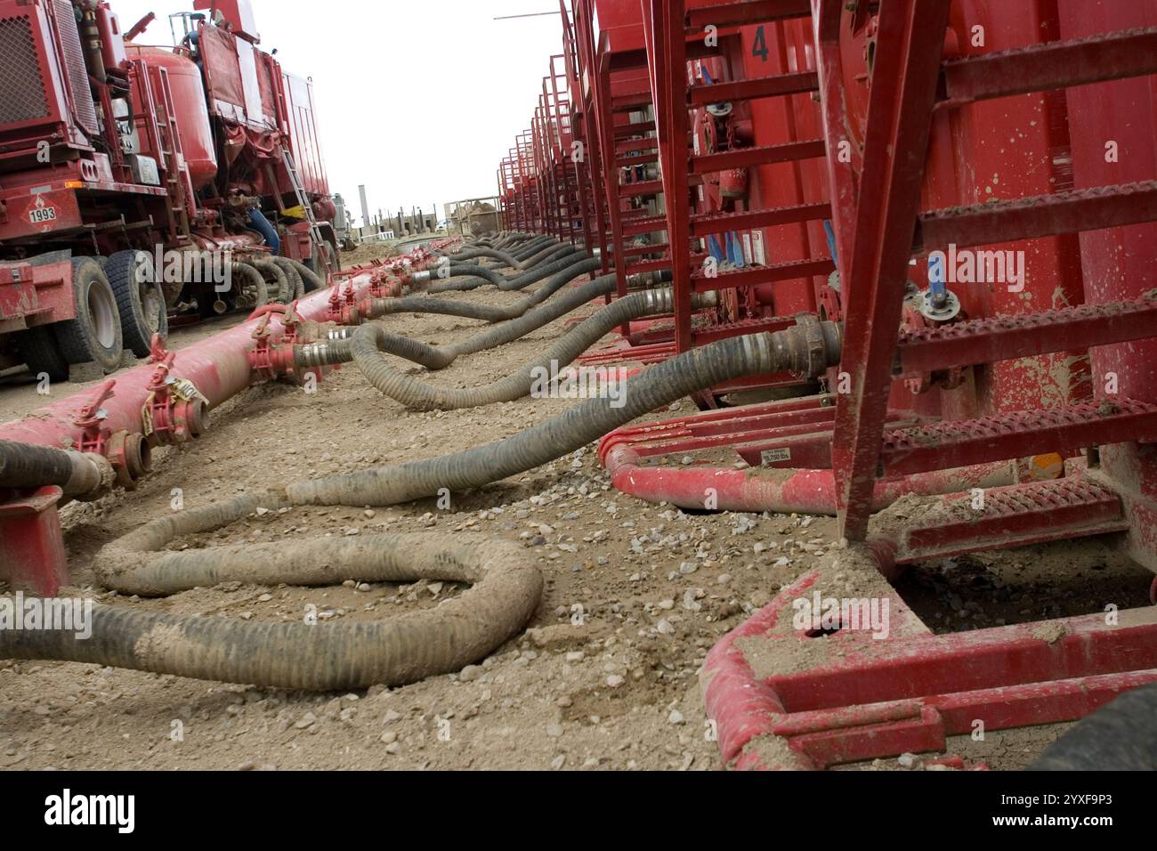 Wasser-, Chemie- und Pumper-Trucks der hydraulischen Frakturstimulationsstation eines Energieunternehmens im Jonah Field, Wy. Stockfoto