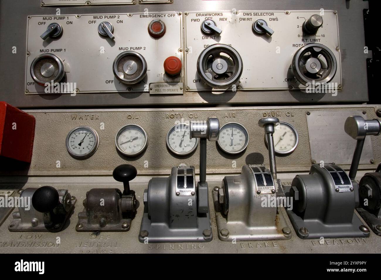 Messgeräte und Hebel im Kontrollzentrum eines Bohrgeräts für Gasbohrungen in Jonah Field, Wy. Stockfoto