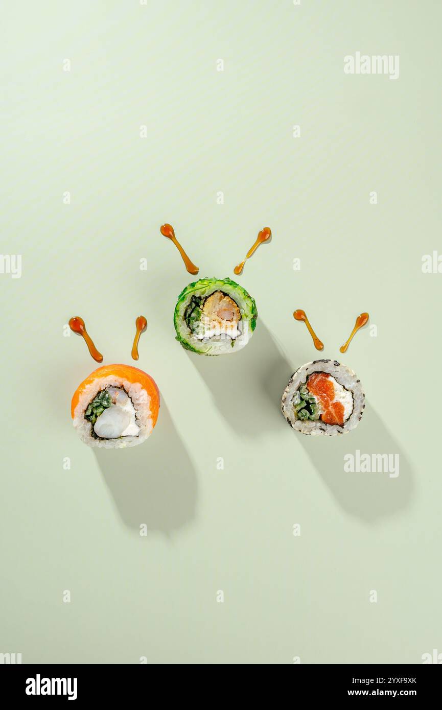 Sushi-Rollen auf farbigem Hintergrund Stockfoto