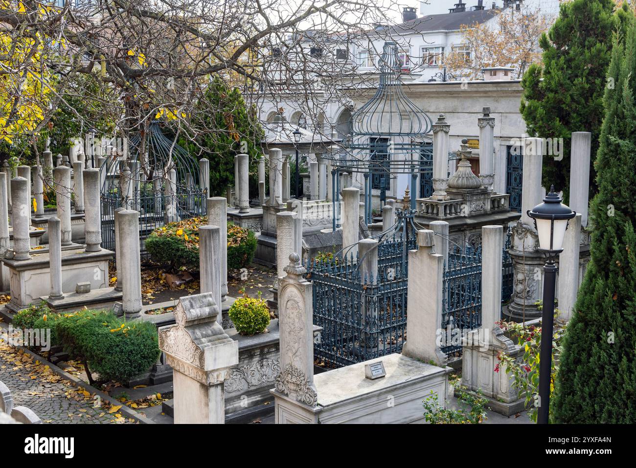 Ein beeindruckender Blick auf den historischen Türk Ocağı Osmanischen Friedhof in Cağaloğlu, Istanbul. Die detaillierten Grabsteine und die ruhige Atmosphäre spiegeln die Zeit wider Stockfoto