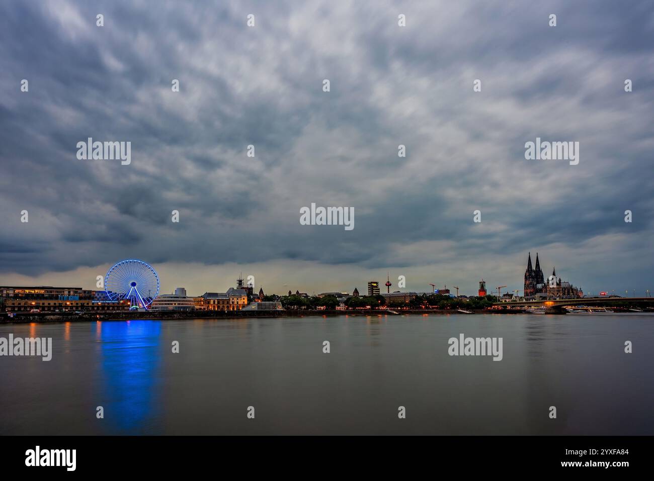 Blick auf die Kölner Altstadt bei Sonnenuntergang, Deutschland. Stockfoto