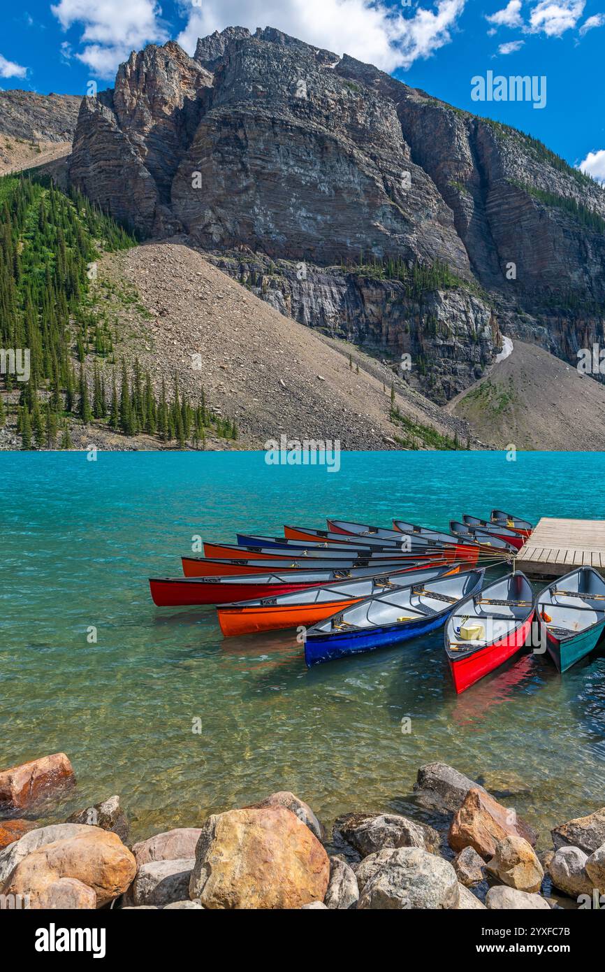 Kanu am Moraine Lake, Banff National Park, Alberta, Kanada. Stockfoto