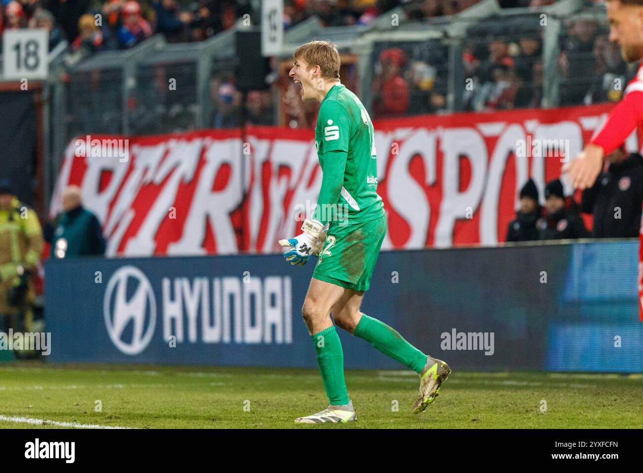 Jubel und Freude bei Torwart Elias Bethke Cottbus GER, FC Energie Cottbus vs. FC Hansa Rostock, Fußball, Männer, 3. Liga, 18.Spieltag, Spielzeit 2024/2025, 15.12.2024 Cottbus LEAG Energie Stadion Brandenburg Deutschland *** Jubel und Freude für Torhüter Elias Bethke Cottbus GER, FC Energie Cottbus vs FC Hansa Rostock, Fußball, Männer, 3 Liga, Spieltag 18, Saison 2024 2025, 15 12 2024 Cottbus LEAG Energie Stadion Brandenburg Deutschland Stockfoto