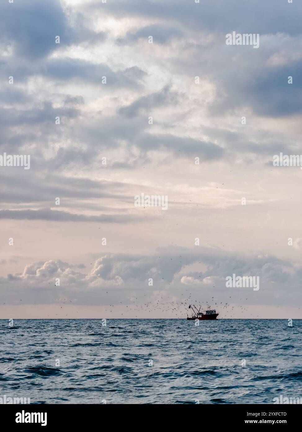 Fischerboot bei dramatischem Sonnenuntergang an der Schwarzmeerküste, Batumi, Georgia Stockfoto