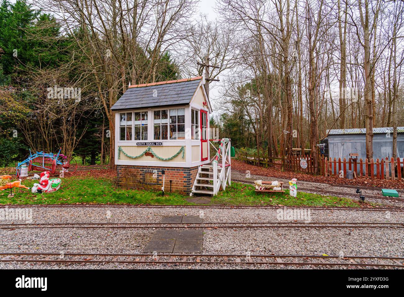 Die historische South Signal Box während des Santa Special Events bei der Mizens Railway, einer Miniaturbahn in Knaphill, Woking, Surrey im Südosten Englands Stockfoto