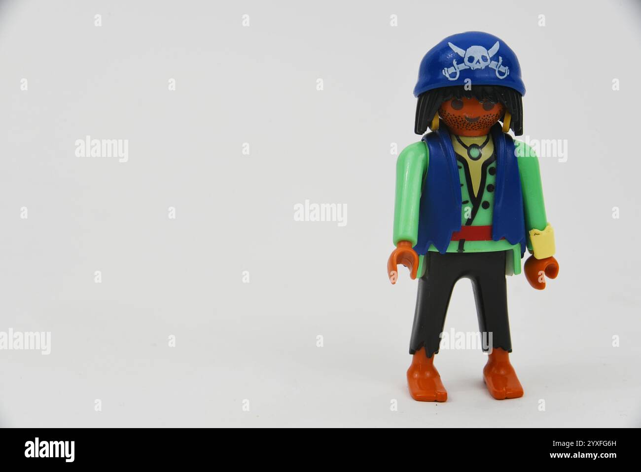Den Helder, Niederlande. Dezember 2024. Playmobil-Figuren von Piraten auf weißem Hintergrund. Hochwertige Fotos Stockfoto
