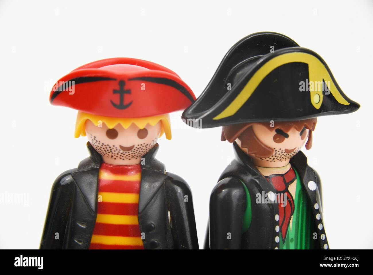 Den Helder, Niederlande. Dezember 2024. Playmobil-Figuren von Piraten auf weißem Hintergrund. Hochwertige Fotos Stockfoto