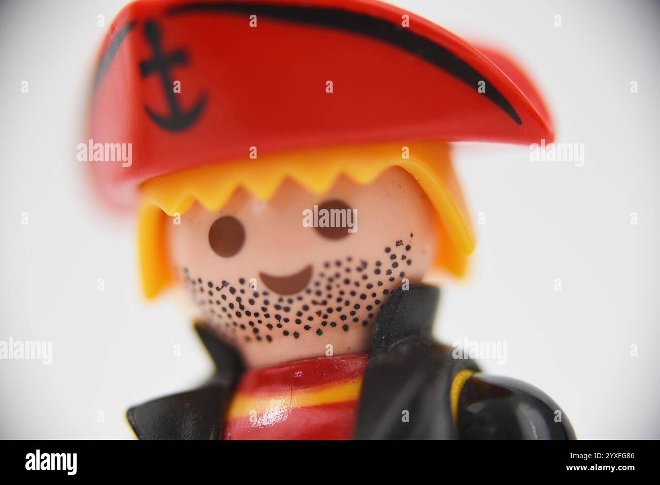 Den Helder, Niederlande. Dezember 2024. Playmobil-Figuren von Piraten auf weißem Hintergrund. Hochwertige Fotos Stockfoto