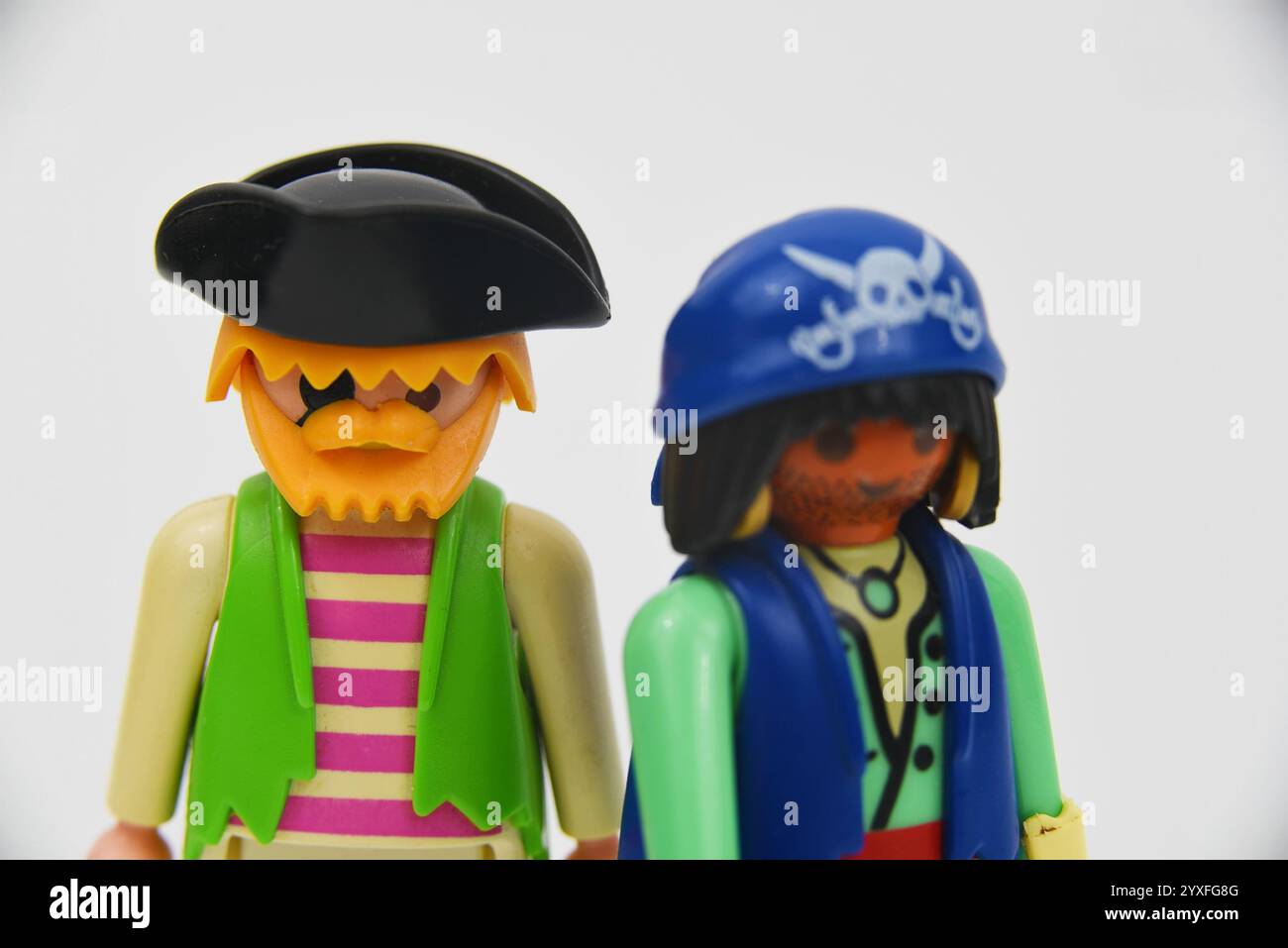 Den Helder, Niederlande. Dezember 2024. Playmobil-Figuren von Piraten auf weißem Hintergrund. Hochwertige Fotos Stockfoto