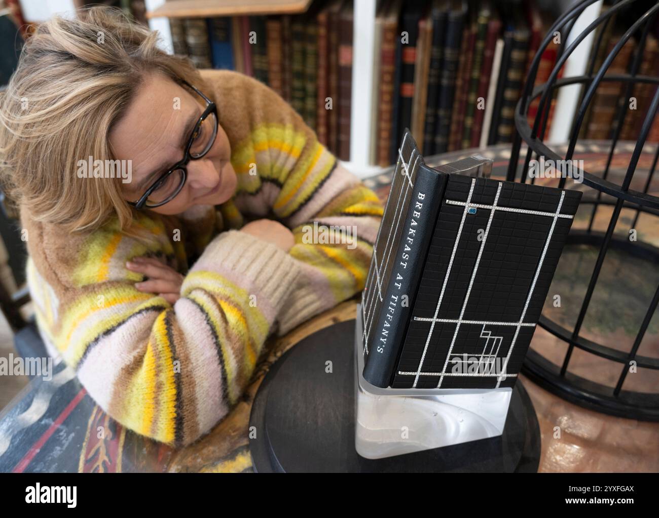 Shapero Rare Books, New Bond Street, London, Großbritannien. Dezember 2024. Das perfekte Weihnachtsgeschenk dieses Jahres ist ein 1 Million £ schweres Buch der klassischen Novelle Breakfast at Tiffany's von Truman Capote, eine Zusammenarbeit zwischen dem preisgekrönten Buchbinder Kate Holland & Mayfair Institution, Bentley & Skinner. Das auf Bestellung hergestellte Geschenk wird nur einmal hergestellt und enthält auch die originalen Fotomontagen, die Truman Capote in Auftrag gab, und ist in einem ebonisierten Vogelkäfig in einem Vintage-Stil-Schrankkasten untergebracht. Gutschrift: Stockfoto