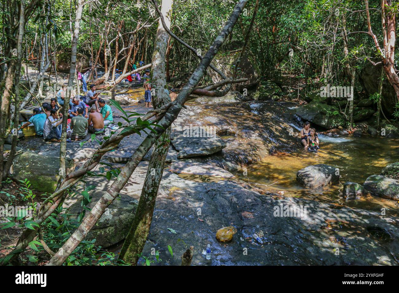 Phu Quoc, Vietnam. Dez 15.2024: Vor dem Ansturm des Übertourismus suchen die einheimischen Inselbewohner Zuflucht in die Kühle der Waldwasserfälle, fernab von übertouristischen Stränden und brandneuen Resorts. Die Paradies-Insel, deren Nationalpark 2006 zum UNESCO-Biosphärenreservat erklärt wurde, wurde in den letzten Jahren von Konglomeraten wie Sun Group & Vingroup in eine Inselstadt oder ein vietnamesisches Phuket mit 40.000 Hotelzimmern umgebaut. Die Insel, die vor 20 Jahren nur 130.000 Touristen willkommen hieß, erwartet in diesem Jahr 6 Millionen. Quelle: Kevin Izorce/Alamy Live News Stockfoto