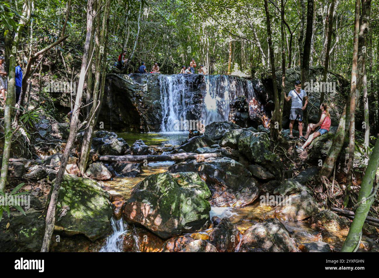 Phu Quoc, Vietnam. Dez 15.2024: Vor dem Ansturm des Übertourismus suchen die einheimischen Inselbewohner Zuflucht in die Kühle der Waldwasserfälle, fernab von übertouristischen Stränden und brandneuen Resorts. Die Paradies-Insel, deren Nationalpark 2006 zum UNESCO-Biosphärenreservat erklärt wurde, wurde in den letzten Jahren von Konglomeraten wie Sun Group & Vingroup in eine Inselstadt oder ein vietnamesisches Phuket mit 40.000 Hotelzimmern umgebaut. Die Insel, die vor 20 Jahren nur 130.000 Touristen willkommen hieß, erwartet in diesem Jahr 6 Millionen. Quelle: Kevin Izorce/Alamy Live News Stockfoto