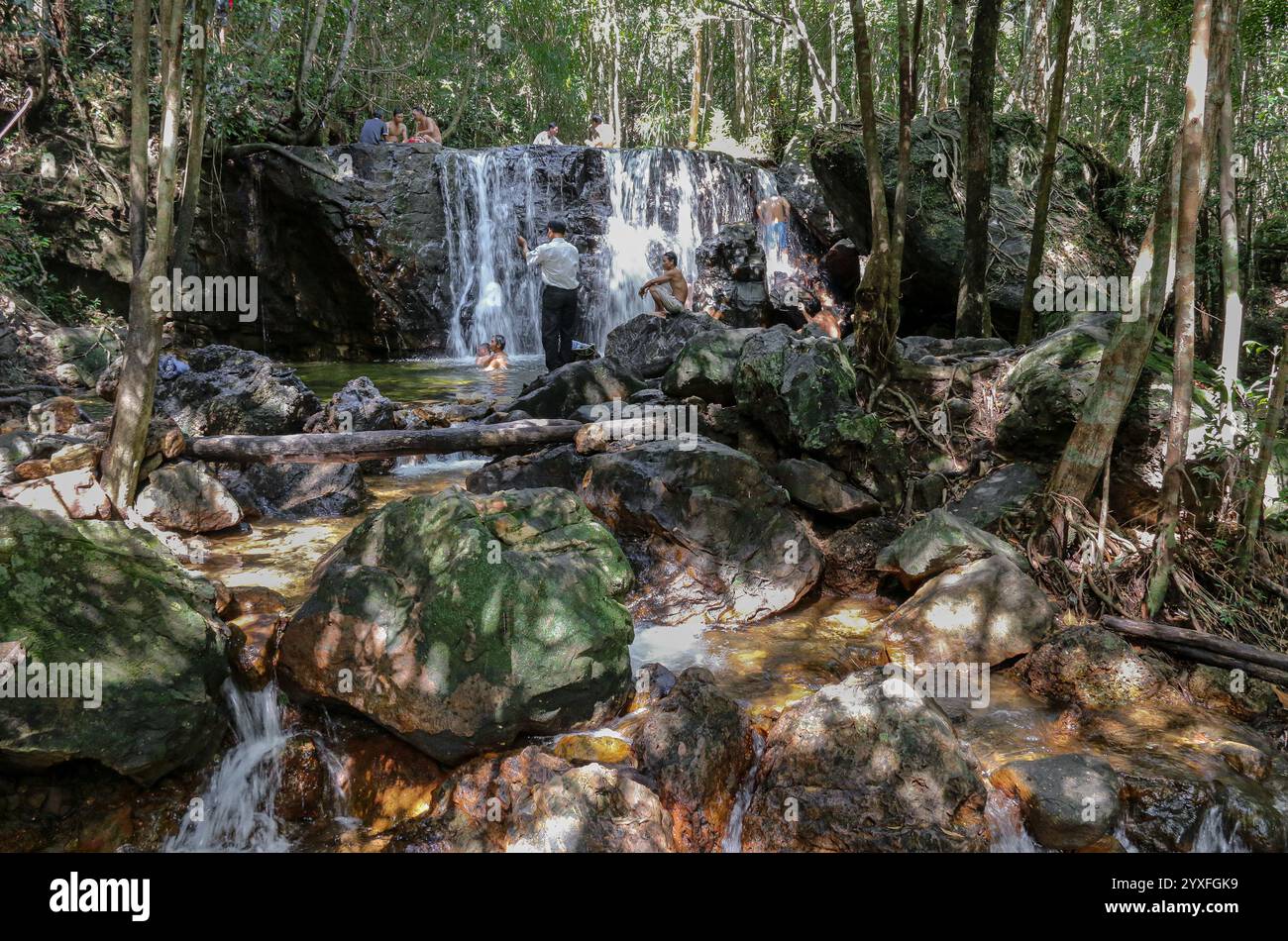 Phu Quoc, Vietnam. Dez 15.2024: Vor dem Ansturm des Übertourismus suchen die einheimischen Inselbewohner Zuflucht in die Kühle der Waldwasserfälle, fernab von übertouristischen Stränden und brandneuen Resorts. Die Paradies-Insel, deren Nationalpark 2006 zum UNESCO-Biosphärenreservat erklärt wurde, wurde in den letzten Jahren von Konglomeraten wie Sun Group & Vingroup in eine Inselstadt oder ein vietnamesisches Phuket mit 40.000 Hotelzimmern umgebaut. Die Insel, die vor 20 Jahren nur 130.000 Touristen willkommen hieß, erwartet in diesem Jahr 6 Millionen. Quelle: Kevin Izorce/Alamy Live News Stockfoto