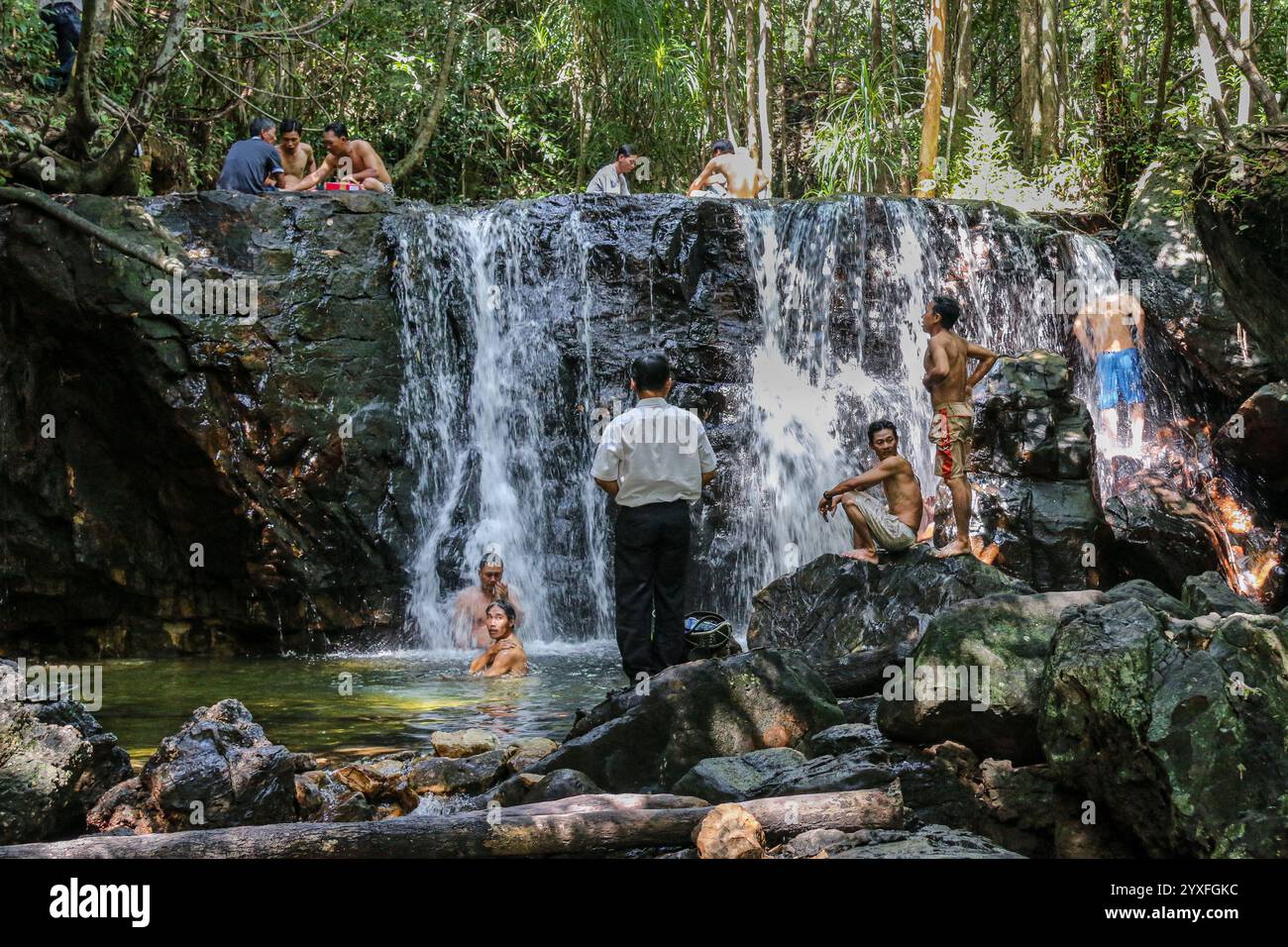 Phu Quoc, Vietnam. Dez 15.2024: Vor dem Ansturm des Übertourismus suchen die einheimischen Inselbewohner Zuflucht in die Kühle der Waldwasserfälle, fernab von übertouristischen Stränden und brandneuen Resorts. Die Paradies-Insel, deren Nationalpark 2006 zum UNESCO-Biosphärenreservat erklärt wurde, wurde in den letzten Jahren von Konglomeraten wie Sun Group & Vingroup in eine Inselstadt oder ein vietnamesisches Phuket mit 40.000 Hotelzimmern umgebaut. Die Insel, die vor 20 Jahren nur 130.000 Touristen willkommen hieß, erwartet in diesem Jahr 6 Millionen. Quelle: Kevin Izorce/Alamy Live News Stockfoto