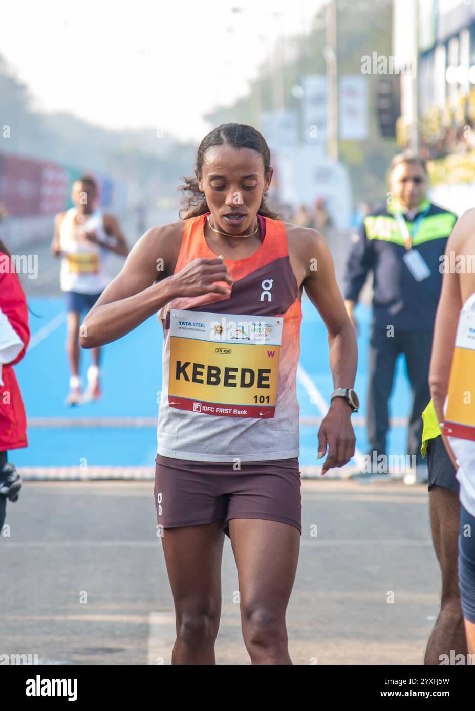 Kalkutta, Indien. Dezember 2024. Tata Steel World Marathon 25K Kolkata (TSW25K). Der weltweit einzige World Athletics Gold Label 25K Marathon fand am 15. Dezember 2024 in Kalkutta statt. Sutume Kebede (Äthiopien) nach dem Sieg des Rennens. (Foto von Amlan Biswas/Pacific Press) Credit: Pacific Press Media Production Corp./Alamy Live News Stockfoto