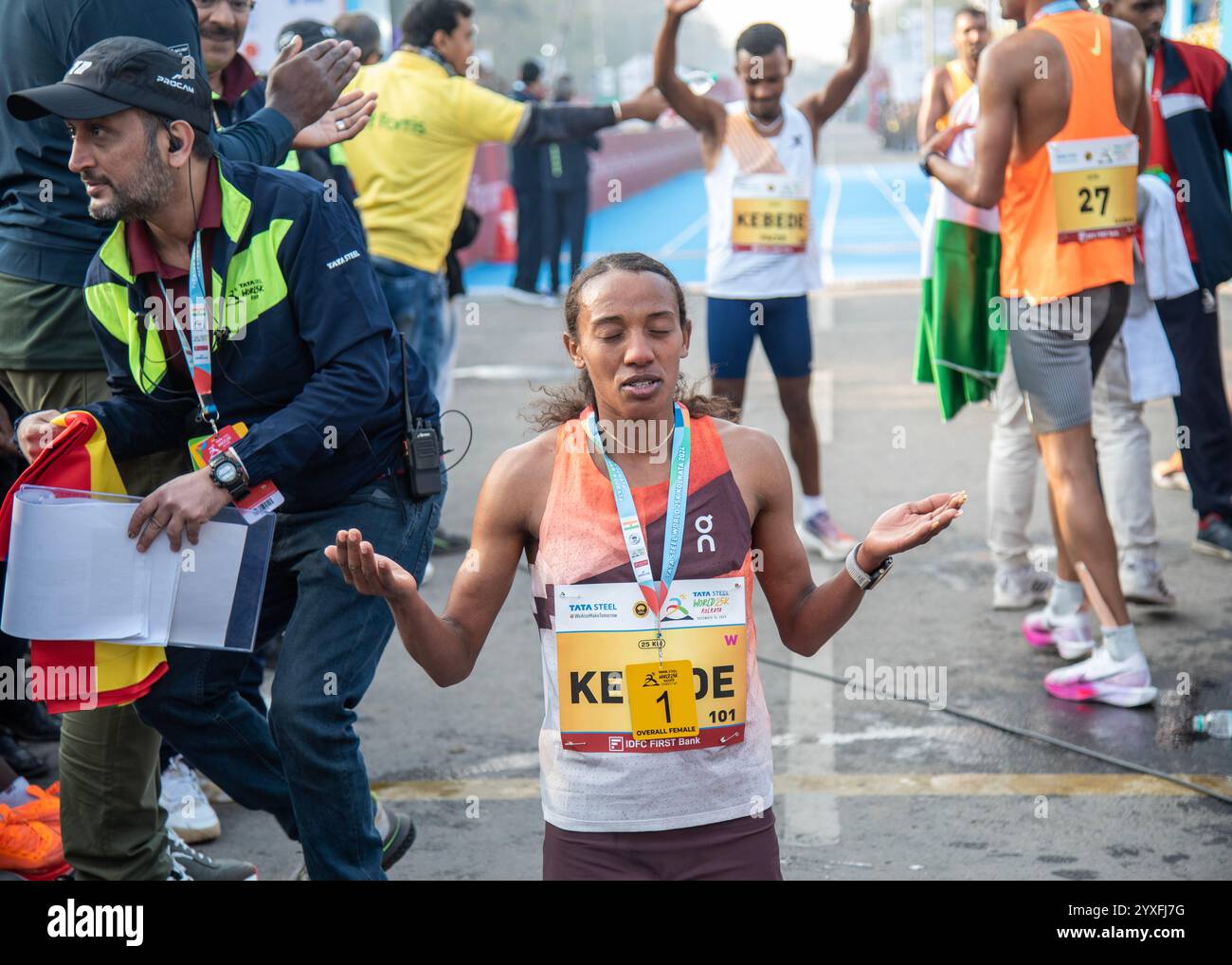 Kalkutta, Indien. Dezember 2024. Tata Steel World Marathon 25K Kolkata (TSW25K). Der weltweit einzige World Athletics Gold Label 25K Marathon fand am 15. Dezember 2024 in Kalkutta statt. Sutume Kebede (Äthiopien) nach dem Sieg des Rennens. (Foto von Amlan Biswas/Pacific Press) Credit: Pacific Press Media Production Corp./Alamy Live News Stockfoto